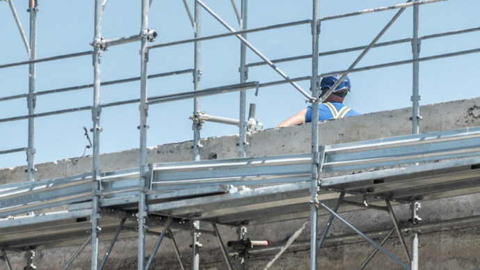 Operaio muore nel Bresciano mentre lavora in cantiere nelle ore più calde: indagati i vertici dell’impresa