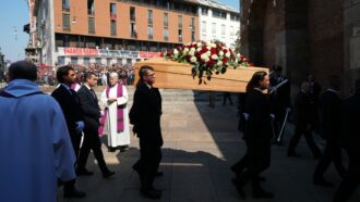Copertina di Funerali di Baresi a Milano, fischi della folla per il sindaco Giuseppe Sala