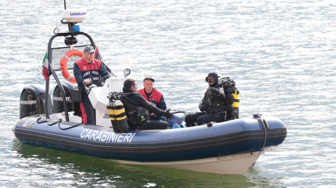 Ventiduenne si tuffa nel lago di Como e sparisce davanti agli amici: recuperato il corpo all’alba dai sommozzatori