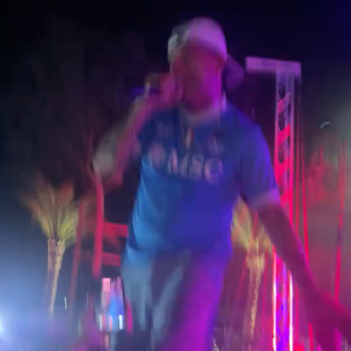 Clementino cade dal palco durante il suo concerto a Ischia: estate ‘stregata’ per gli artisti dopo gli scivoloni di Noemi ed Harry Styles
