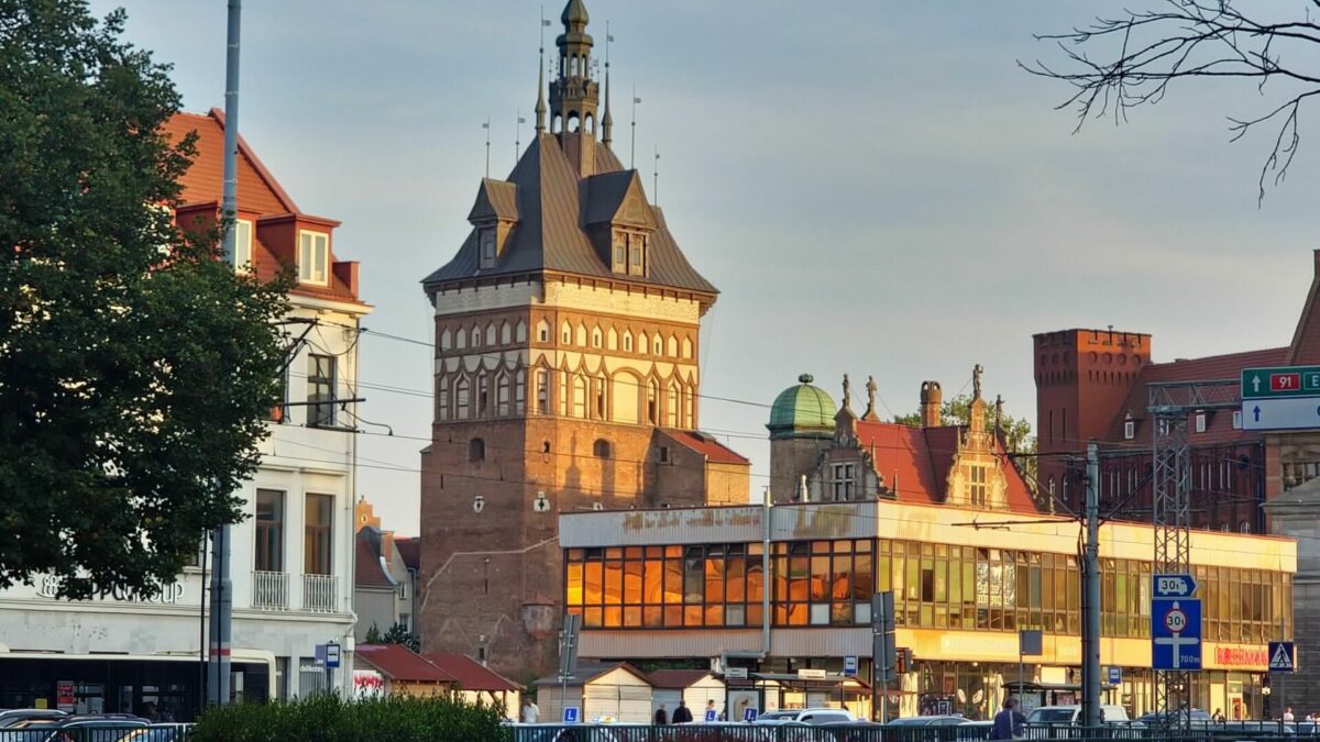 “Ci siamo trasferiti in Polonia con 4 figli e viviamo meglio: costa tutto meno e mangiamo fuori con 14 euro, in Inghilterra ne servono 28”: parla Brittany Balinski