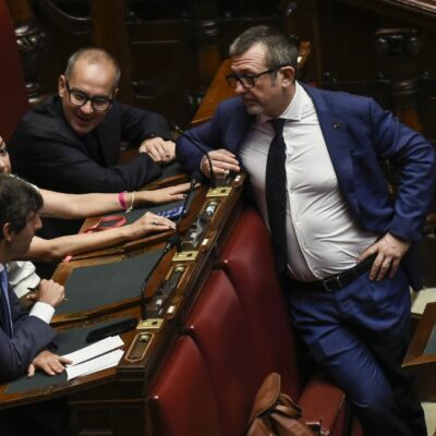Copertina di Delmastro, la destra si oppone alla lettura delle chat: si va subito al voto in Aula. Le motivazioni per lo scudo: "Richiesta generica e senza limiti"