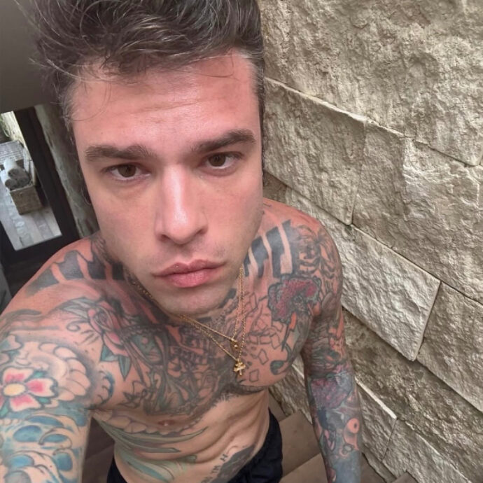“Dicono che mi sia offeso per le battute, non mi frega un ca**o. Un loro familiare mi insultò mentre mi stavano operando per il tumore”: Fedez sulla rottura con Pio e Amedeo