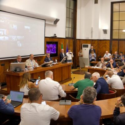 Copertina di Ilva, le priorità di Urso e del governo: al tavolo sulla crisi non va nessun ministro. Presenti solo tecnici