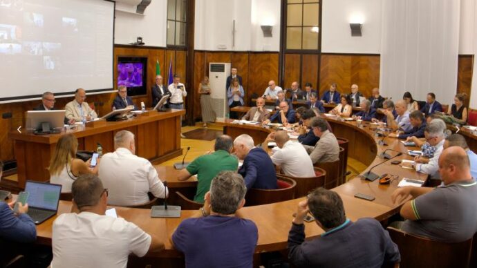 Ilva, le priorità di Urso e del governo: al tavolo sulla crisi non va nessun ministro. Presenti solo tecnici