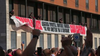 Copertina di Funerali Baresi, lo striscione dei tifosi del Milan: “Leggenda immortale. Ciao Capitano” – Video
