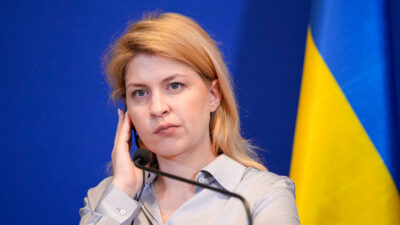 Copertina di Zelensky silura l’ambasciatrice negli Usa: dagli appalti dell’ex marito al trilocale della madre, le inchieste e i processi che pesano su Olha Stefanishyna