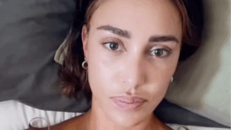 Copertina di “Avevo attacchi di panico molto forti, ero immobilizzata, non riuscivo ad alzarmi dal letto. Sono stata 2 mesi rinchiusa in casa. Lo yoga mi aiuta a respirare”: così Belen Rodriguez