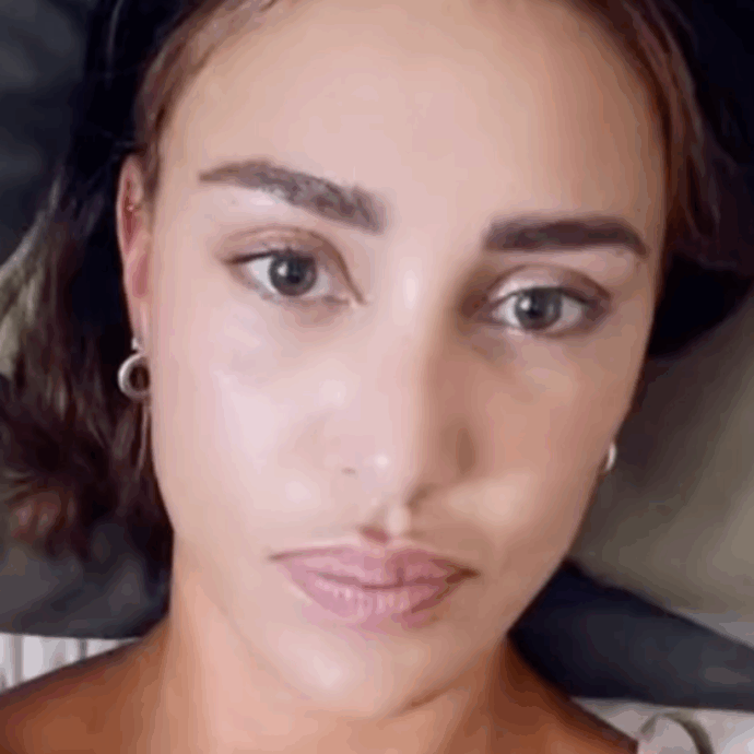 “Avevo attacchi di panico molto forti, ero immobilizzata, non riuscivo ad alzarmi dal letto. Sono stata 2 mesi rinchiusa in casa. Lo yoga mi aiuta a respirare”: così Belen Rodriguez