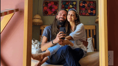 Copertina di “42 traslochi in 12 anni”: Gianluca Gotto e Claudia chiudono un ciclo (e il blog). L’annunciato di una nuova vita: “Non bisogna avere paura di mettersi in discussione”