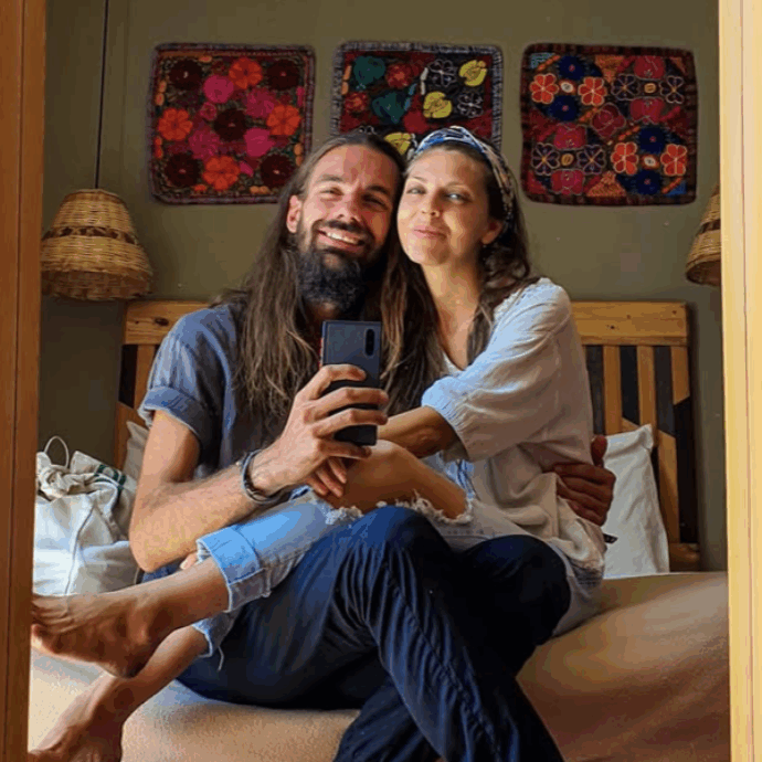 “42 traslochi in 12 anni”: Gianluca Gotto e Claudia chiudono un ciclo (e il blog). L’annunciato di una nuova vita: “Non bisogna avere paura di mettersi in discussione”