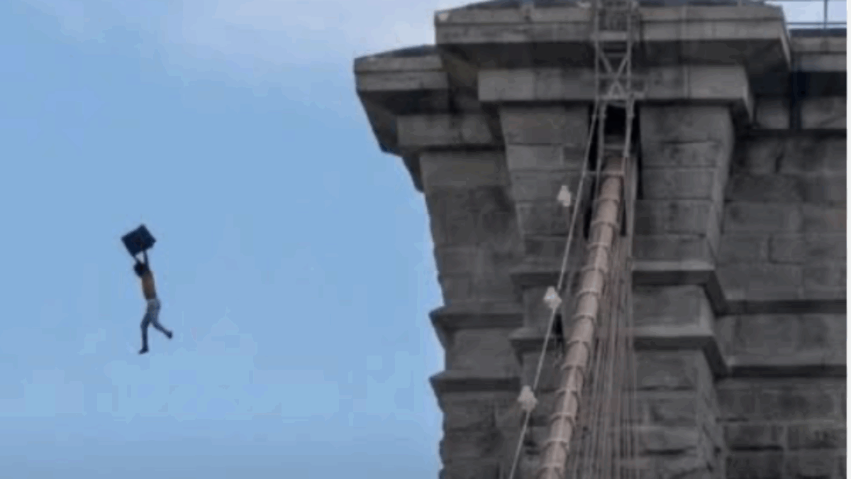 Uomo si lancia nudo dalla torre del ponte di Brooklyn: il salto di 85 metri che ha paralizzato New York