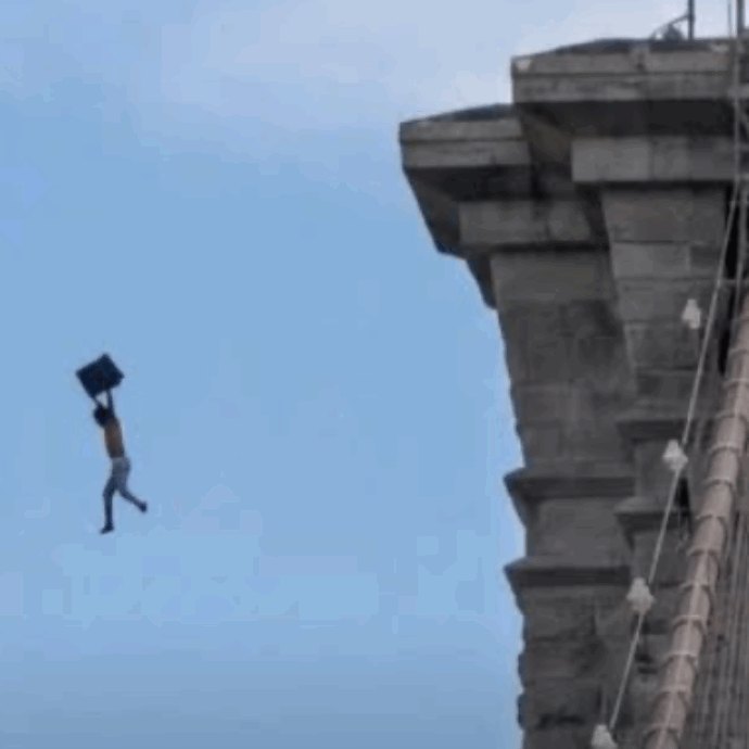 Uomo si lancia nudo dalla torre del ponte di Brooklyn: il salto di 85 metri che ha paralizzato New York