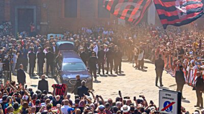 Copertina di Addio a Baresi, sei ex compagni portano il feretro fuori dalla basilica: “Sarai sempre con noi”, “C’è solo il capitano” – Video
