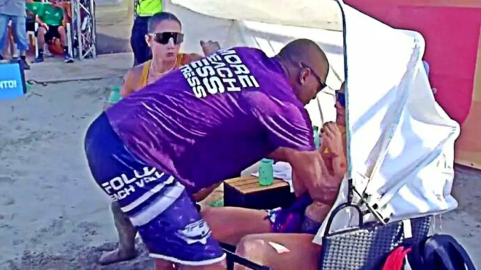 “La smetti? Basta!”: incredibile nel beach volley, allenatore afferra e strattona le atlete. La Fipav: “Inaccettabile”