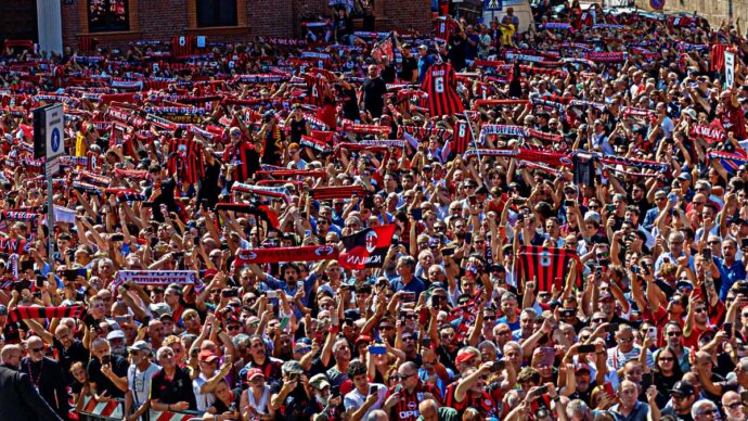 Addio a Baresi, in migliaia a Sant’Ambrogio per i funerali: presente anche Van Basten. “Il Maradona della difesa, il migliore di sempre”