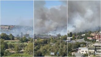 Copertina di Roma, grosso incendio di sterpaglie in zona Tor di Valle: cenere anche nel centro storico