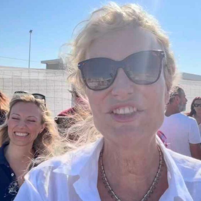 “Vergognati, sei vecchia; ti fai dare i soldi dallo Stato, guardati, sei messa male, vai in pensione”: insulti social a Licia Colò. La conduttrice risponde: “Denuncio”