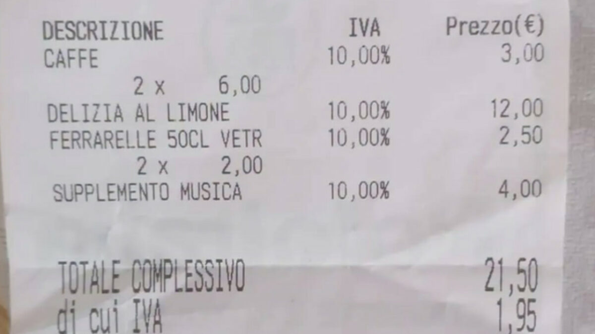 “4 euro in più sul conto per il piano bar è squallido”, è polemica per lo scontrino “pazzo” ma c’è chi difende il locale: “Anche sulla musica si pagano le tasse”