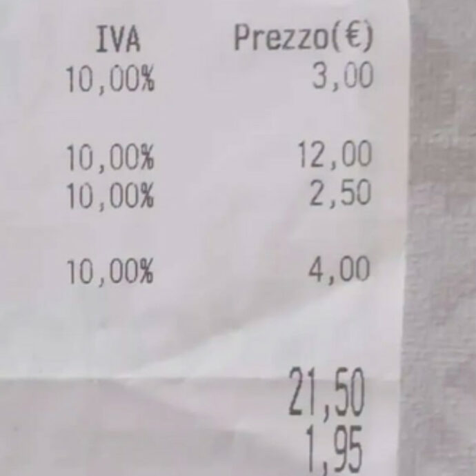 “4 euro in più sul conto per il piano bar è squallido”, è polemica per lo scontrino “pazzo” ma c’è chi difende il locale: “Anche sulla musica si pagano le tasse”