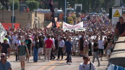 Copertina di Terremoto Campi Flegrei, a Pozzuoli il corteo di protesta degli abitanti blocca il porto: “Ci danno solo chiacchiere”