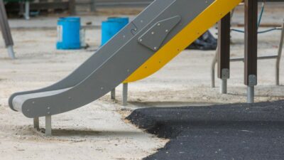 Copertina di Bambina aggredita da un cane randagio in un parco nel Barese: è ricoverata in Terapia intensiva