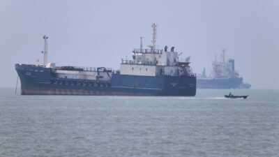Copertina di Trump: “Possibile un accordo su Hormuz oggi o domani”. Teheran: “Apertura dello Stretto non è automatica”. Cnn: “Usa hanno utilizzato l’80% dei missili intercettori”