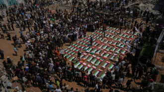 Copertina di Gaza, quel funerale di popolo che ha dovuto aspettare 986 giorni