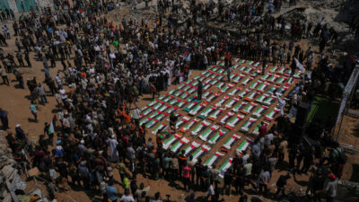 Copertina di Gaza, quel funerale di popolo che ha dovuto aspettare 986 giorni