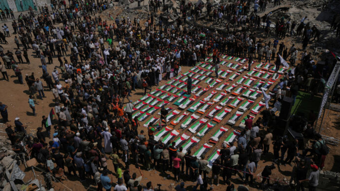 Gaza, quel funerale di popolo che ha dovuto aspettare 986 giorni