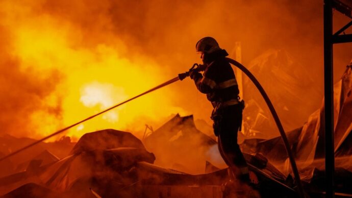 Ucraina, nuovi raid russi nella notte: 15 morti e 50 feriti. “Mancano sistemi antibalistici, nessun missile russo intercettato”