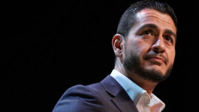 Copertina di Primarie dem in Michigan, vince il socialista e pro-Pal Abdul El-Sayed: sconfitta la candidata dell’establishment Stevens. Trump: “Elezioni truccate”