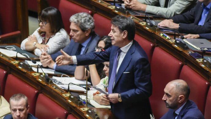 Clausole Ue, modificata la risoluzione di maggioranza: “Uso del fondo Safe con priorità alla difesa”. Conte: “Non chiedeteci un euro per il riarmo”