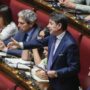 Copertina di Clausole Ue, modificata la risoluzione di maggioranza: “Uso del fondo Safe con priorità alla difesa”. Conte: “Non chiedeteci un euro per il riarmo”
