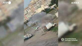 Copertina di Ucraina, drone russo dà la caccia a un civile in un mercato a Kherson: l’uomo si salva dall’esplosione