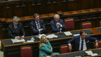 Copertina di Giorgetti riferisce alla Camera sull’attivazione della clausola di salvaguardia per energia e difesa