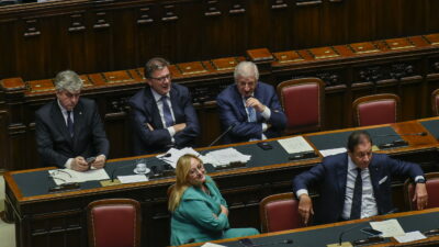 Copertina di Giorgetti riferisce alla Camera sull’attivazione della clausola di salvaguardia per energia e difesa
