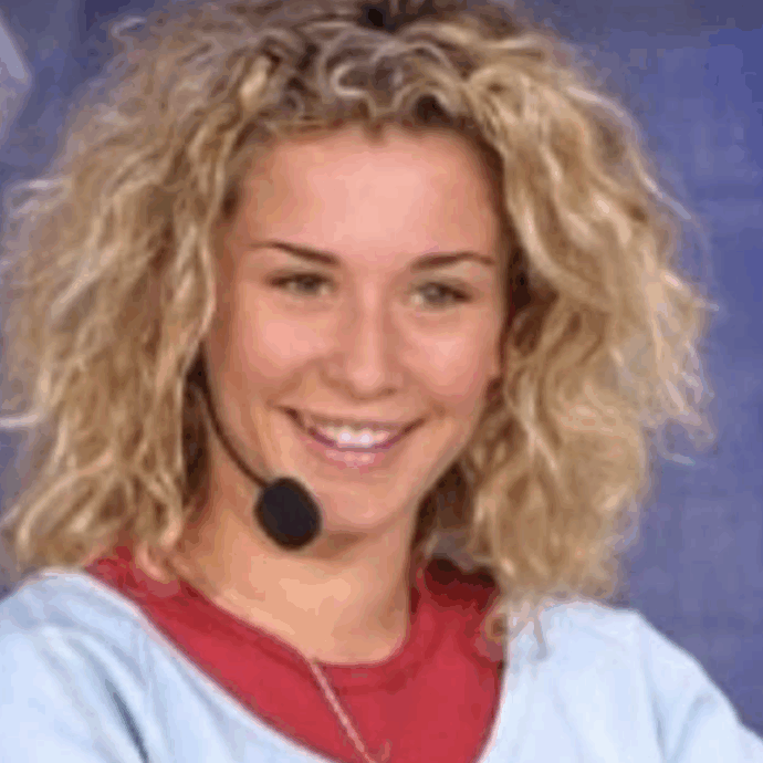 “Amici oggi è un programma diverso. La nostra era una vera scuola. Maria De Filippi cercava di metterci a nostro agio: si sedeva a fumare una sigaretta con noi e ci invitava a parlare”: parla Marianna Scarci