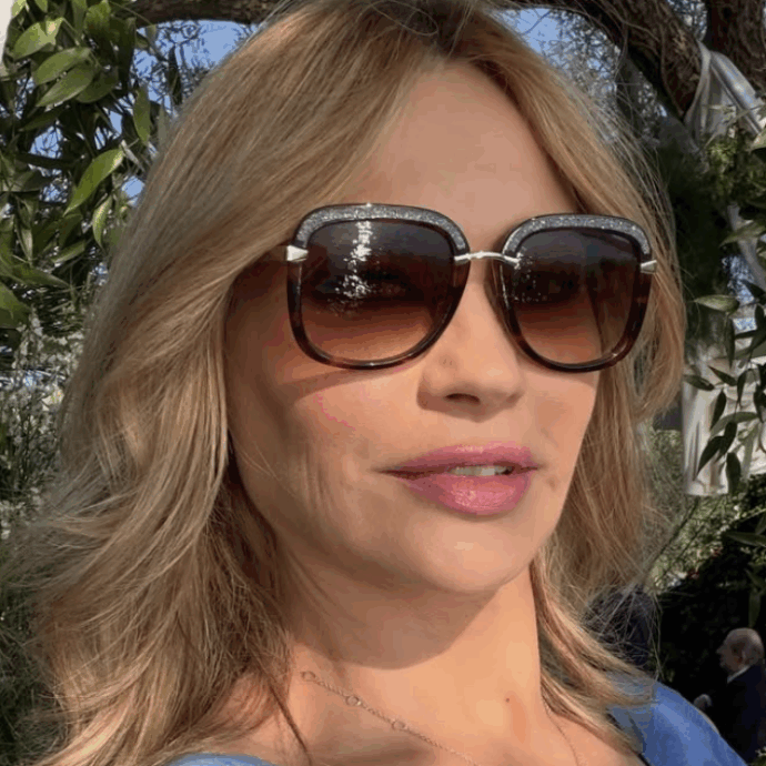 “Faccio yoga, mezz’ora al giorno, così ho perso 6 chili. Oggi a 18 anni si rifanno di tutto, naso, labbra, seno e non va bene. Sono interventi invasivi, io ho sofferto tanto”: così Anna Falchi