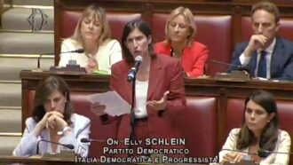 Copertina di Delmastro, Schlein: “Lui ha detto che non ha nulla da nascondere, perché Meloni lo sta coprendo?”