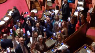 "Fuori le chat!": i parlamentari M5s alzano i cellulari per la protesta simultanea alla Camera e al Senato | VIDEO