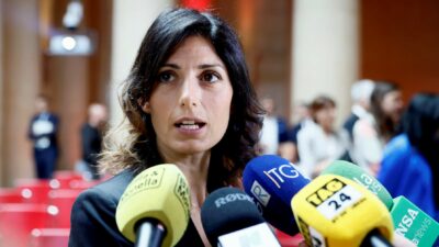 Copertina di Virginia Raggi: “Ora il Pd deve scegliere  da quale  parte stare:  la linea di demarcazione è tra bellicisti e pacifisti”
