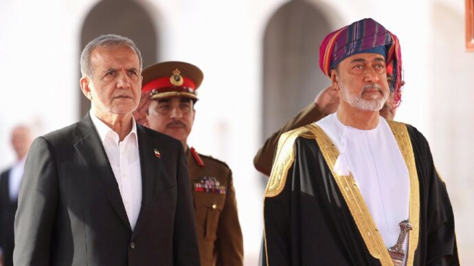 Teheran: “Su Hormuz c’è l’accordo  con l’Oman”. E guadagna altri 2 mesi