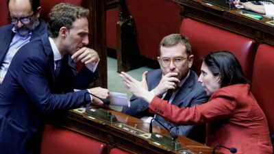 Copertina di La destra dem si mette fuori dal “campo stretto” nel nome della guerra: “Linea decisa dai 5 Stelle”