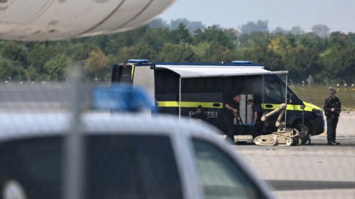 Lipsia, droni in aeroporto: uno dei due era “armato”