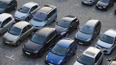Copertina di Parcheggiano bloccando l’auto dei vicini: quattro condannati per violenza privata