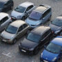 Copertina di Parcheggiano bloccando di proposito l’auto dei vicini nel parcheggio condiviso: condannati per violenza privata