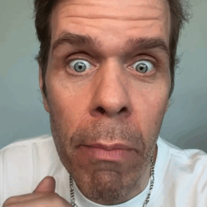 “Atti di autolesionismo in diretta su TikTok”: i fan dell’influencer e blogger Perez Hilton lanciano l’allarme e interviene la polizia