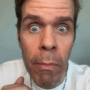 Copertina di “Atti di autolesionismo in diretta su TikTok”: i fan del blogger Perez Hilton lanciano l’allarme 