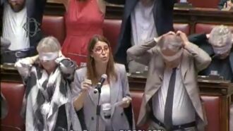 Caso Delmastro, i deputati di Verdi-Sinistra si bendano per protesta in Aula: "Non potete coprire gli occhi agli italiani" | VIDEO